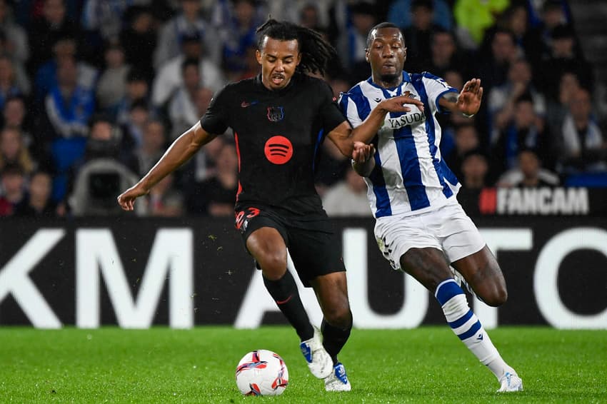 Real Sociedad e Barcelona entraram em campo por LA LIGA (Foto: Ander Gillenea/AFP)