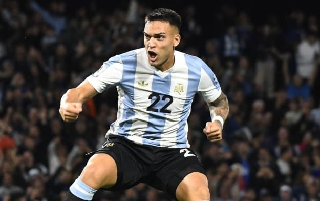 Lautaro Martínez comemora golaço marcado pela seleção argentina