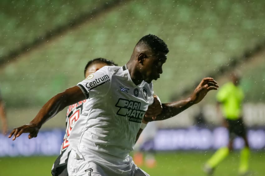 Luiz Henrique foi expulso após o jogo do Botafogo com o Atlético-MG e agora deverá ser julgado pelo STJD. Foto: Fernando Moreno/AGIF