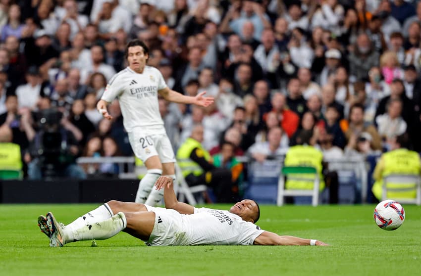 Mbappé em ação pelo Real Madrid na partida contra o Osasuna, por LA LIGA (Foto: Oscar del Pozo/AFP)