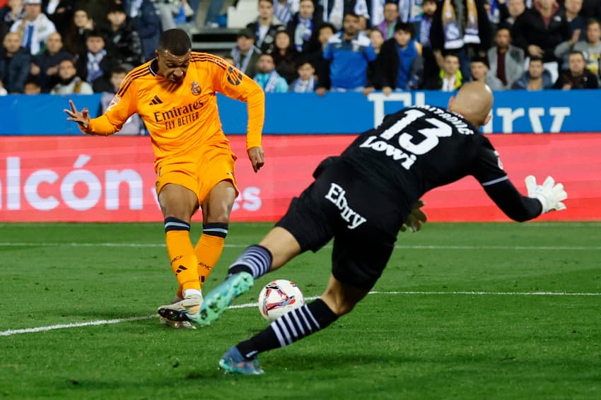 Mbappé finaliza e faz o primeiro gol do Real Madrid sobre o Leganés (Foto: Oscar del Pozo/AFP)