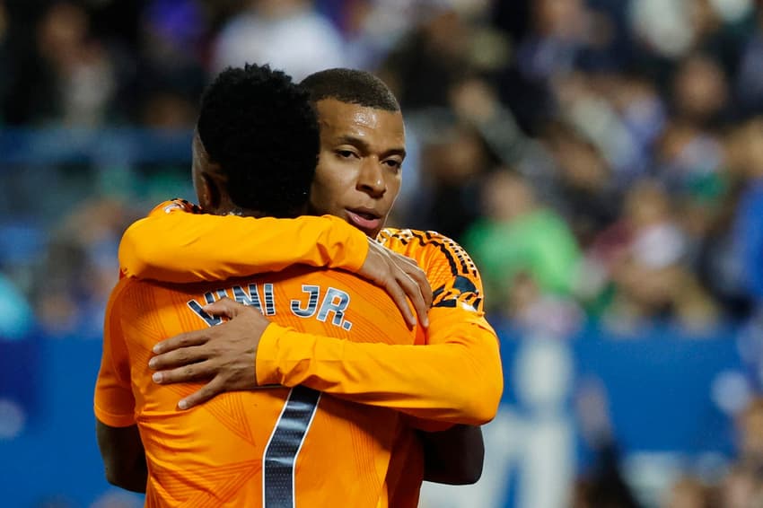 Mbappé e Vini Jr. comemoram gol pelo Real Madrid (Foto: Oscar del Pozo/AFP)