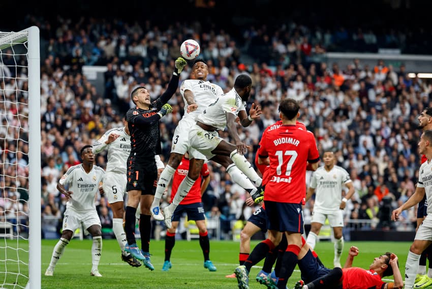 Éder Militão, do Real Madrid, divide bola com o goleiro Sergio Herrera, do Osasuna (Foto: Oscar del Pozo/AFP)