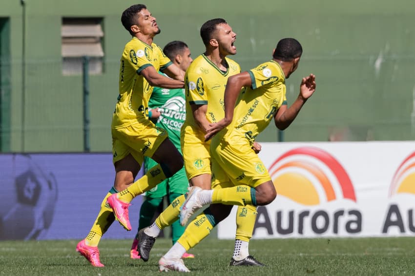 Jogadores do Mirassol comemoram gol em partida contra a Chapecoense, na Arena Condá, pela Série B (Foto: Liamara Polli/AGIF)