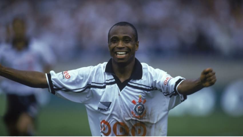Por onde anda Edílson Capetinha, ex-atacante do Corinthians?