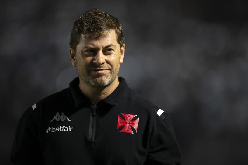 Rafael Paiva, treinador do Vasco, em partida contra o Internacional (Foto: Jorge Rodrigues/AGIF)