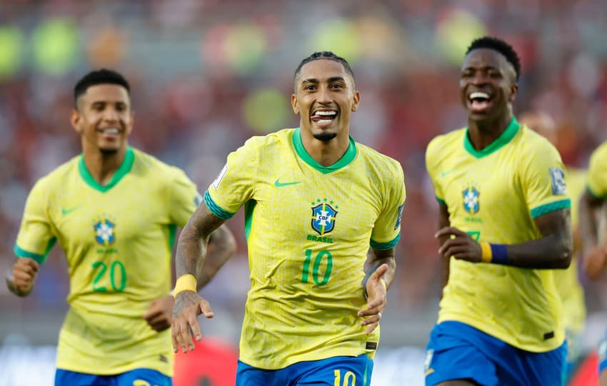 Raphinha comemora gol pelo Brasil na partida contra a Venezuela, em Maturín (Foto: Rafael Ribeiro/CBF)