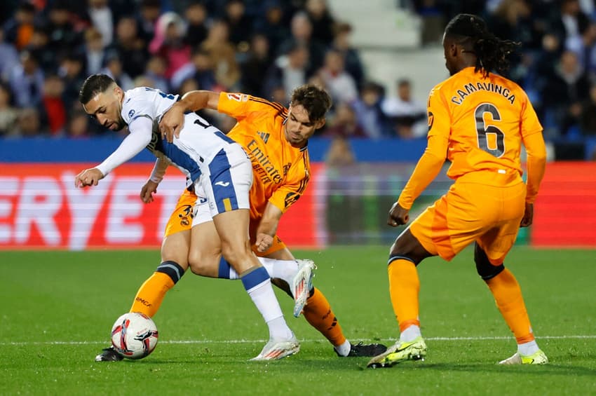 Raul Asencio atua defesivamente pelo Real Madrid contra o Leganés, por LA LIGA (Foto: Oscar del Pozo/AFP)