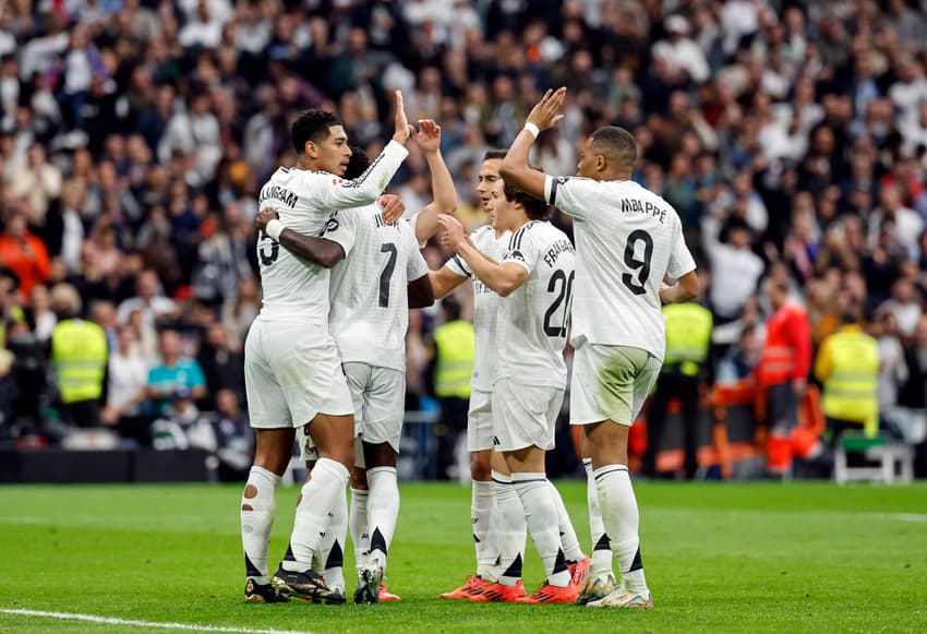 Time do Real Madrid omemora gol contra o Osasuna, por LA LIGA (Foto: Oscar del Pozo/AFP)