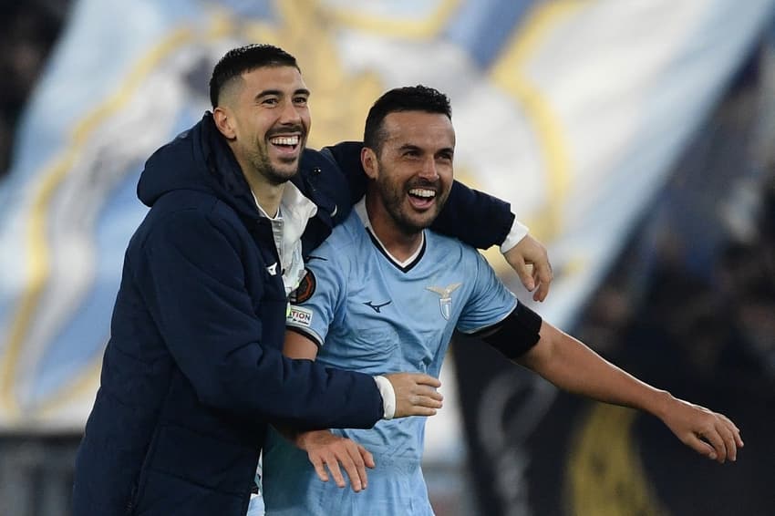 Resultados do futebol: Zaccagni e Pedro comemoram vitória da Lazio sobre o Porto pela Europa League (Foto: Filippo MONTEFORTE / AFP)