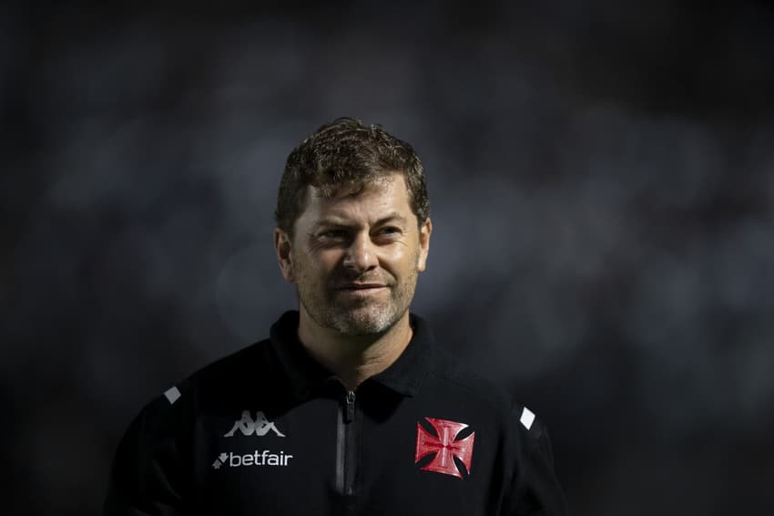 Resultados do futebol: Rafael Paiva, técnico do Vasco, foi vaiado pela torcida (Foto: Jorge Rodrigues/AGIF)