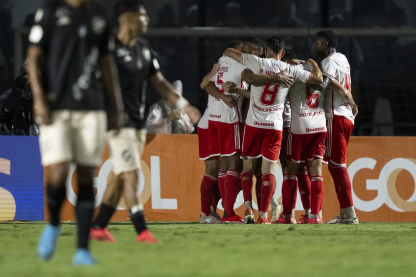 Resultados do futebol: Jogadores do Internacional comemoram gol de Wesley contra o Vasco. Foto: Jorge Rodrigues/AGIF