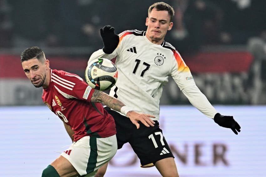 Resultados do futebol: Nagy e Wirtz disputam bola em Hungria x Alemanha pela Nations League (Foto: Attila KISBENEDEK / AFP)