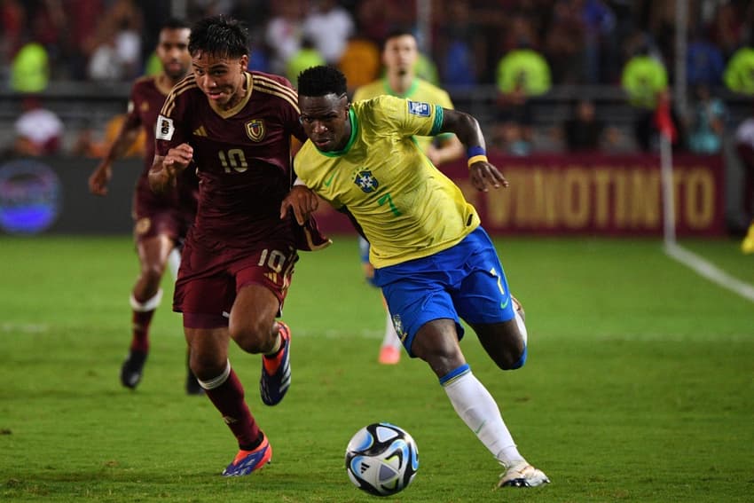 Resultados do futebol: Vini Jr e Segovia disputam bola em Venezuela x Brasil (Photo by Federico Parra / AFP)