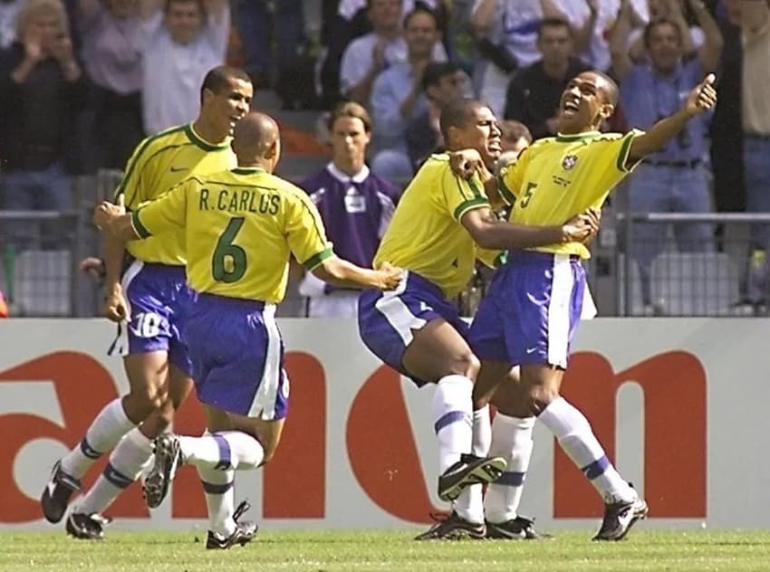 Sampaio festeja o primeiro gol da Copa do Mundo de 1998, na França (Foto: AFP / TOSHIFUMI KITAMURA)