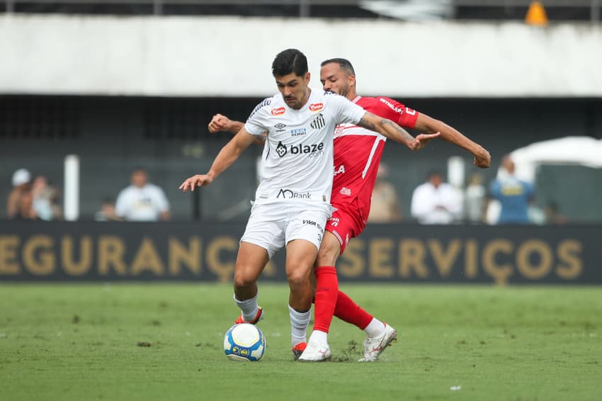 Santos recebe o CRB na Vila Belmiro