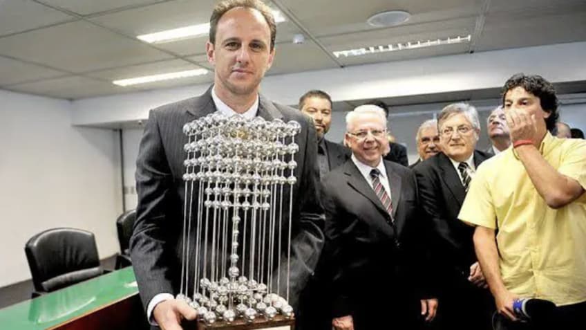 Após a Caixa entregar a taça ao São Paulo, ela teve que ser devolvida logo no mês seguinte (Foto: Reprodução)