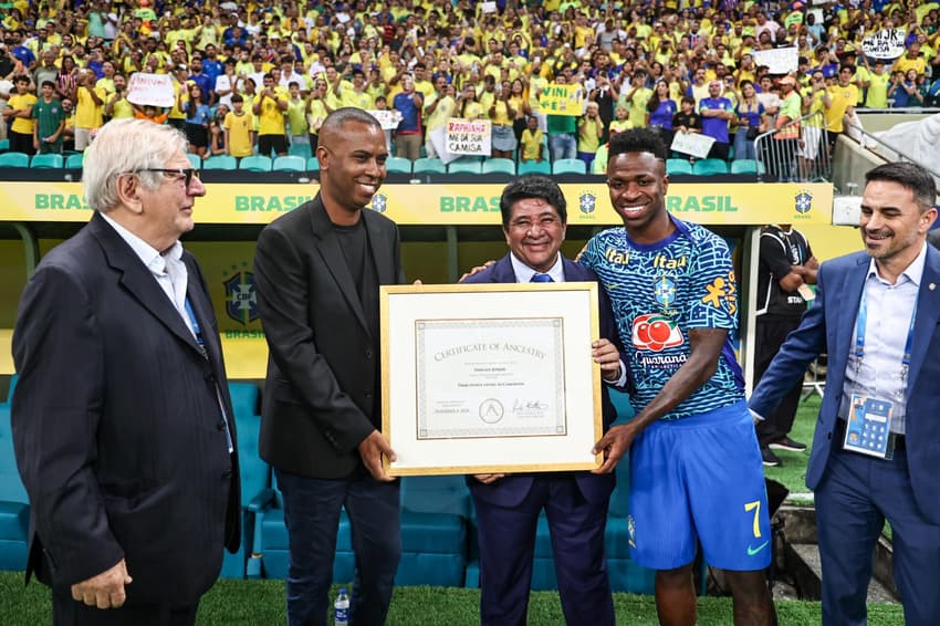 Vinicius Jr. e seu pai recebem o certificado de ancestralidade