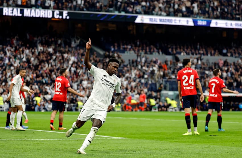 Vini Jr. comemora o segundo gol marcado diante do Osasuna (Foto: Oscar del Pozo/AFP)