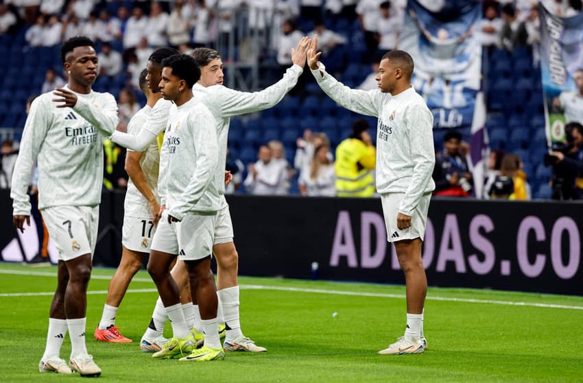 Time do Real Madrid aquece antes de enfrentar o Osasuna por LA LIGA (Foto: Oscar del Pozo/AFP)