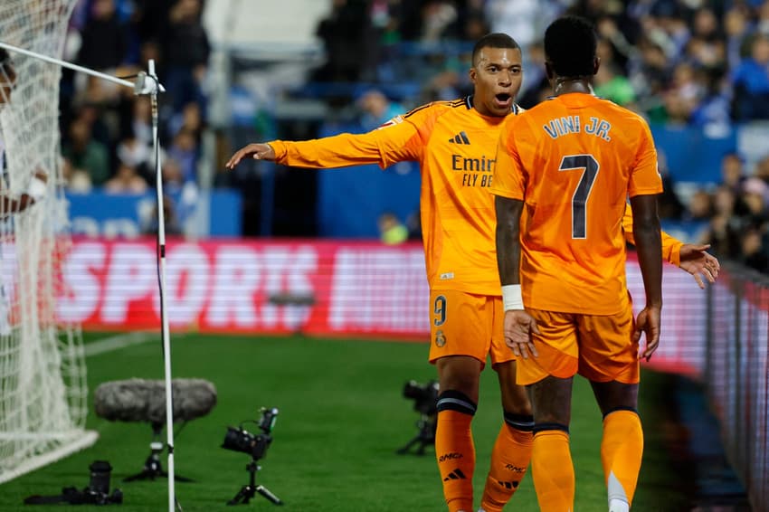 Vini Jr. e Mbappé comemoram gol pelo Real Madrid (Foto: Oscar del Pozo/AFP)