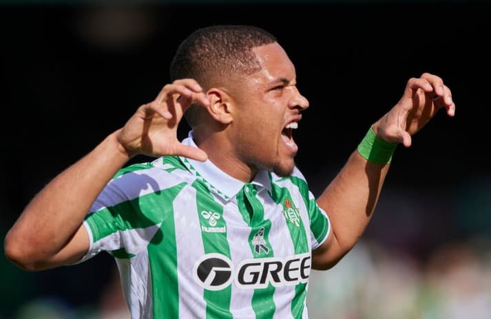 Vitor Roque celebra gol pelo Real Betis (Foto: Reprodução/Instagram)