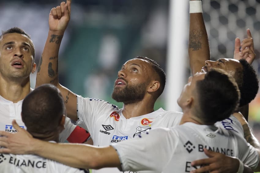 Wendel Silva, jogador do Santos, comemora seu gol com sua equipe durante partida contra o Coritiba