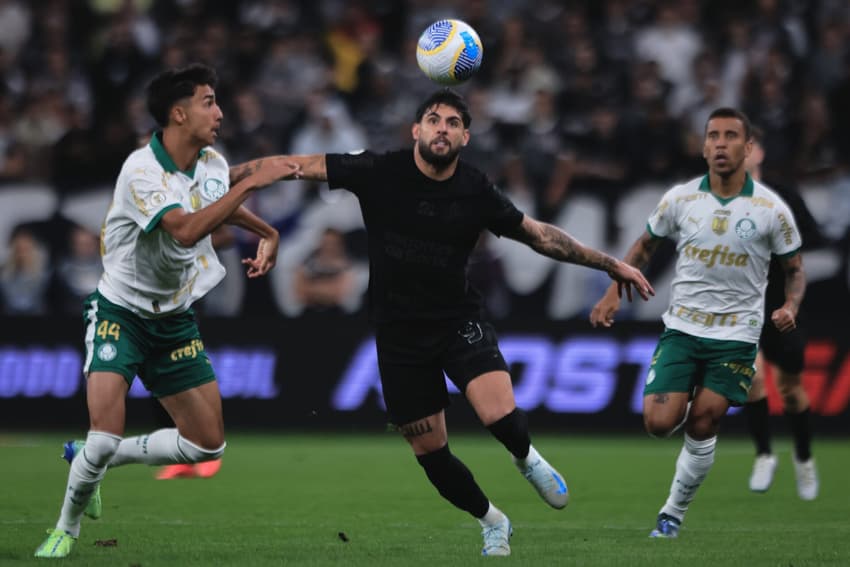 Yuri Alberto em ação no clássico entre Corinthians e Palmeiras pelo Brasileirão