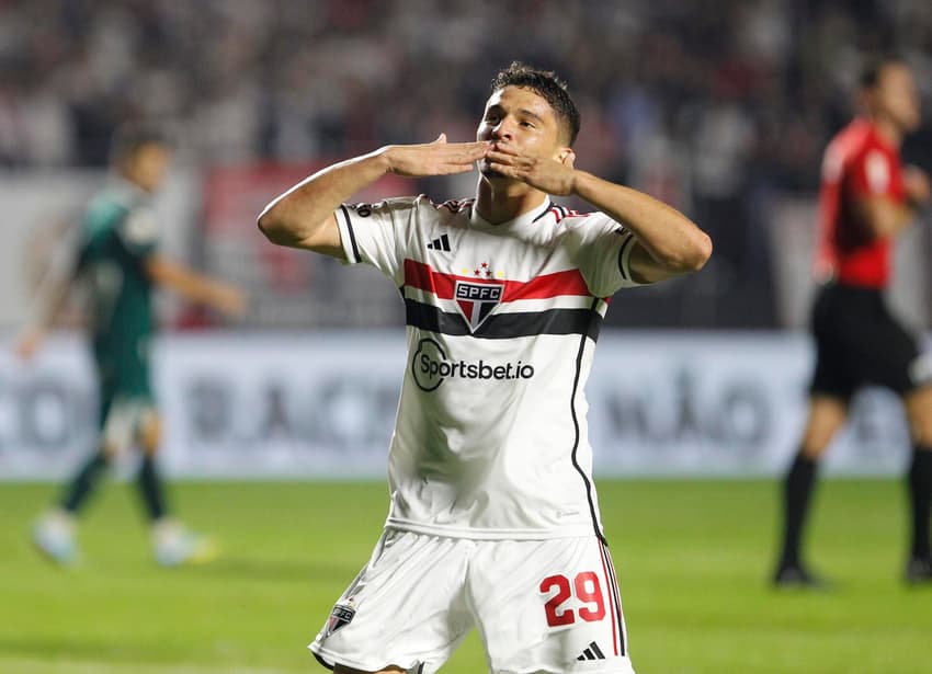 Pablo Maia, volante do São Paulo, comemora gol pela equipe