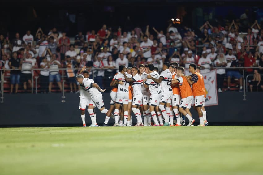 Elenco do São Paulo em jogo no MorumBis pelo Brasileirão