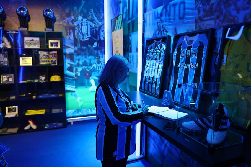 Exposição em homenagem a Pedro Geromel acontece no Portão A da Arena (Foto: Lucas Uebel/Grêmio FBPA)