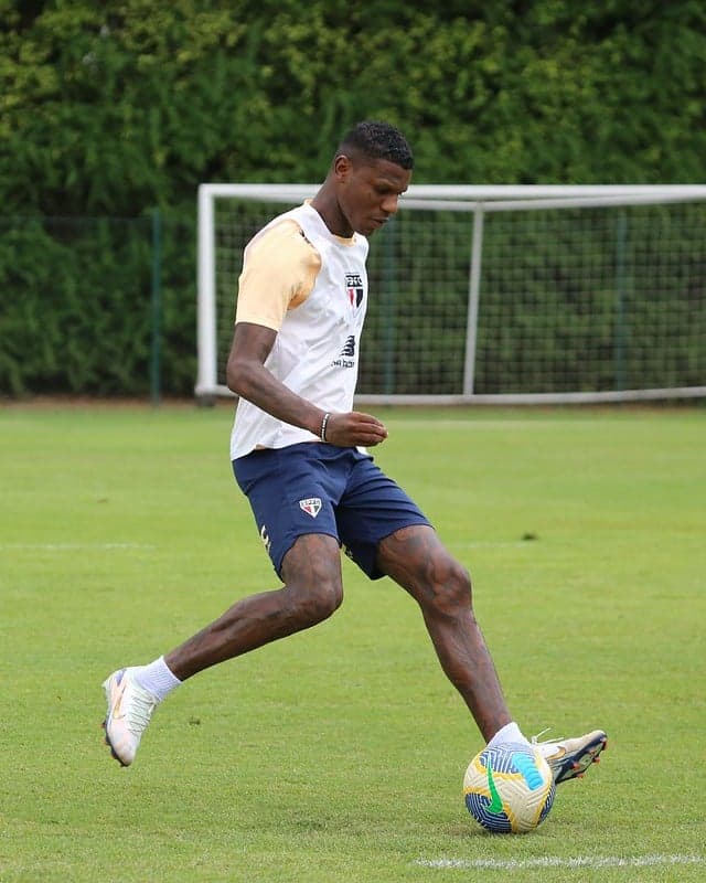 Arboleda treino com o São Paulo no CT da Barra Funda