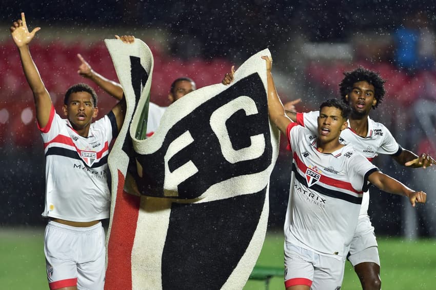 Elenco do São Paulo comemora o título da Copa do Brasil Sub-20