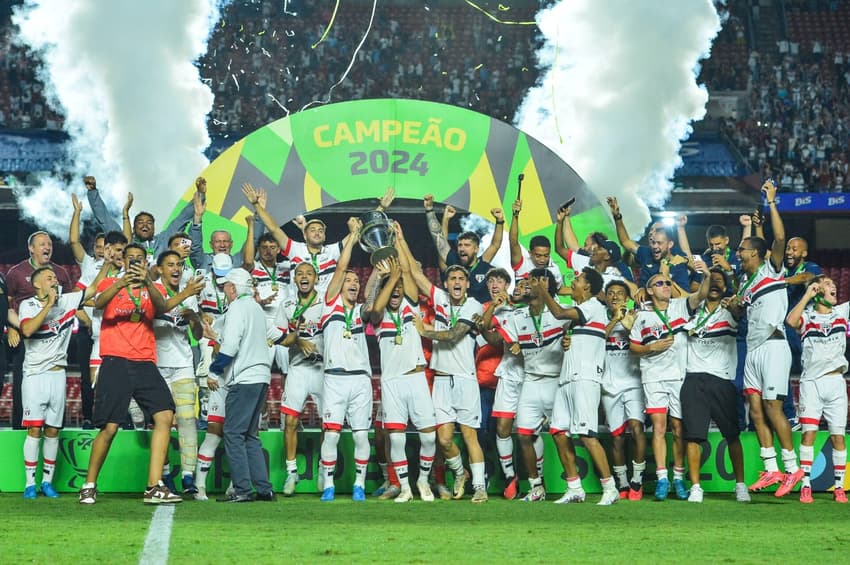 Time do São Paulo comemora título da Copa do Brasil sub-20 2024