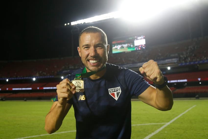 Allan Barcellos, técnico do sub-20 do São Paulo, comemora título da Copa do Brasil sub-20