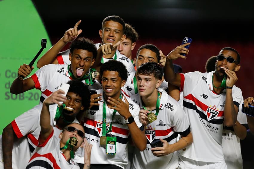 Elenco do São Paulo comemora o título da Copa do Brasil sub-20