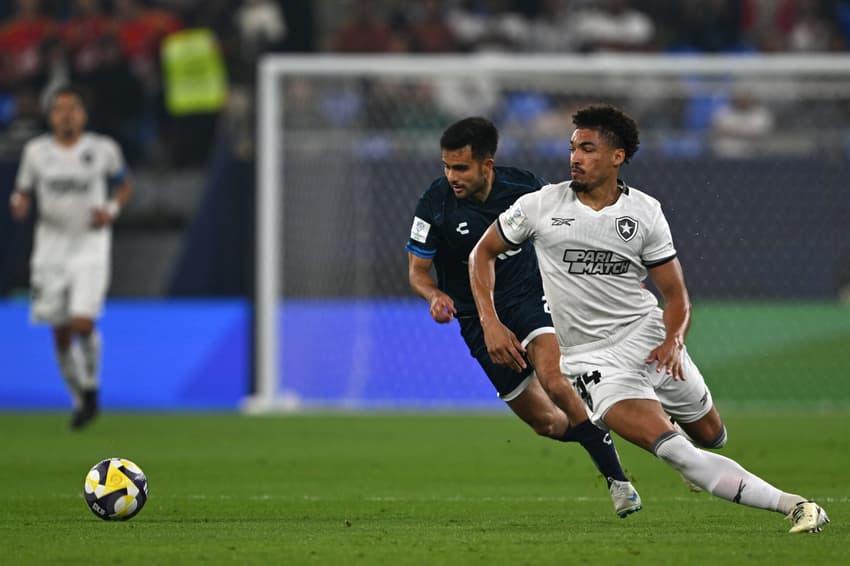 Adryelson e Alan Bautista em Botafogo x Pachuca. (foto: Mahmud HAMS / AFP)