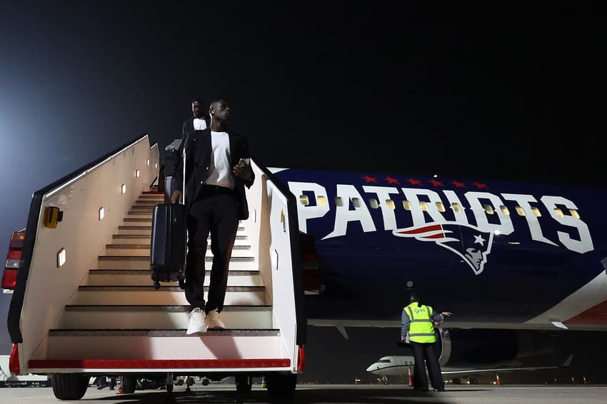 Astro do Botafogo, Luiz Henrique desembarca do avião do New England Patriots, no Qatar