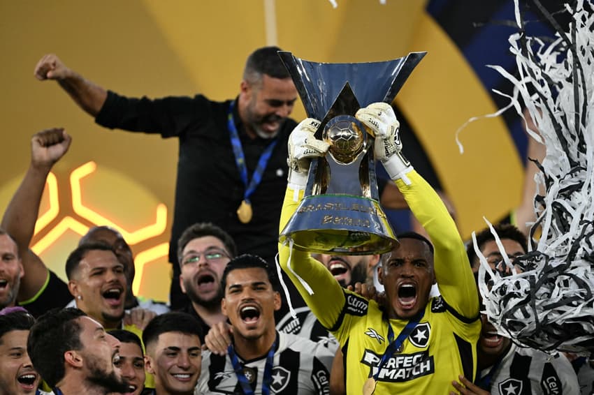 Goleiro John levanta a taça de campeão brasileiro com o técnico Artur Jorge. (foto: Mauro PIMENTEL / AFP)