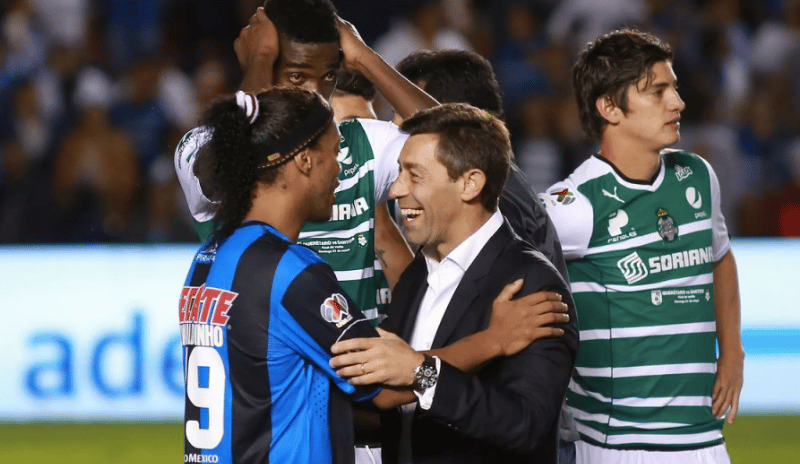 Pedro Caixinha foi campeão em cima de Ronaldinho Gaúcho (Foto: Reprodução)