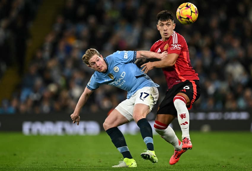 De Bruyne e Lisandro Martinez disputam a bola no jogo entre Manchester City e Manchester United