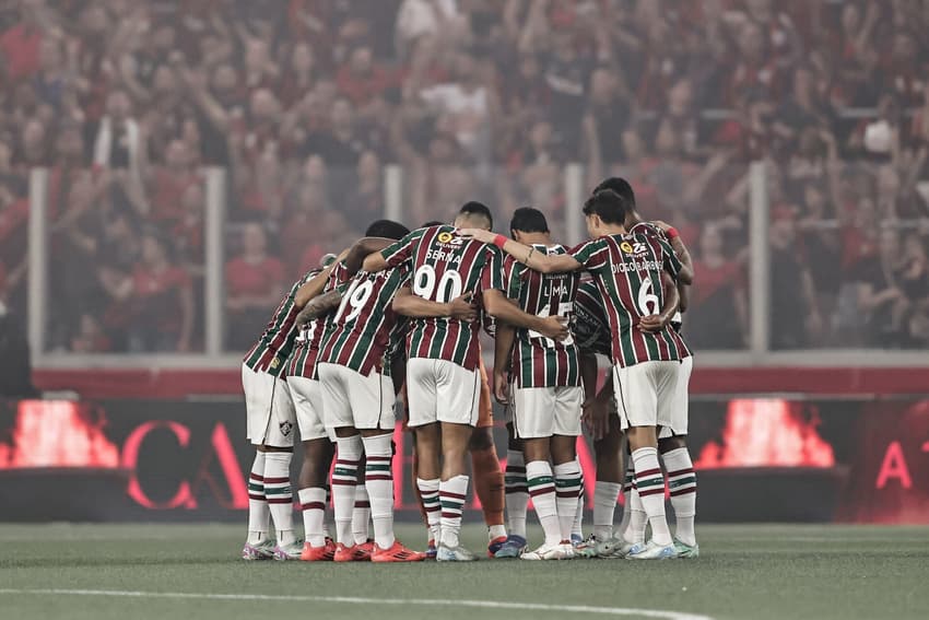 Elenco do Fluminense reunido antes do jogo contra o Athletico-PR, na Ligga Arena