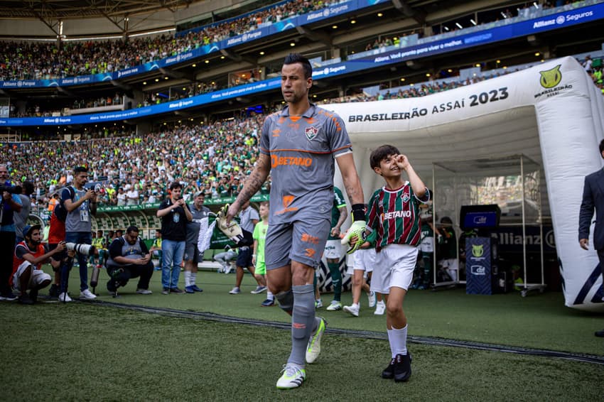 Fábio entrando em campo pelo Fluminense no Allianz Parque em dezembro de 2023