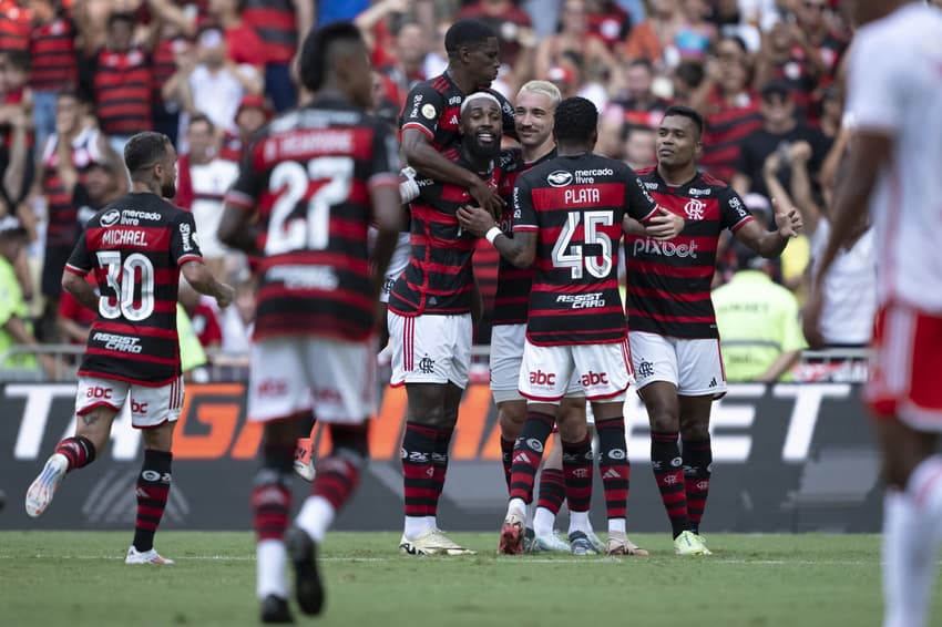 Jogadores do Flamengo comemoram gol contra o Internacional no Maracanã