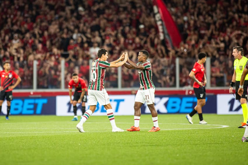 Ganso e Arias se cumprimentam após o gol do Fluminense sobre o Athletico-PR