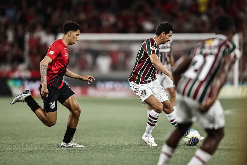 Ganso em ação na partida entre Athletico-PR e Fluminense, pelo Brasileirão