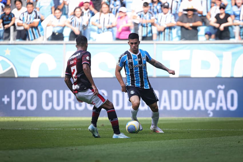 Aravena, do Grêmio, durante partida contra o São Paulo na Arena