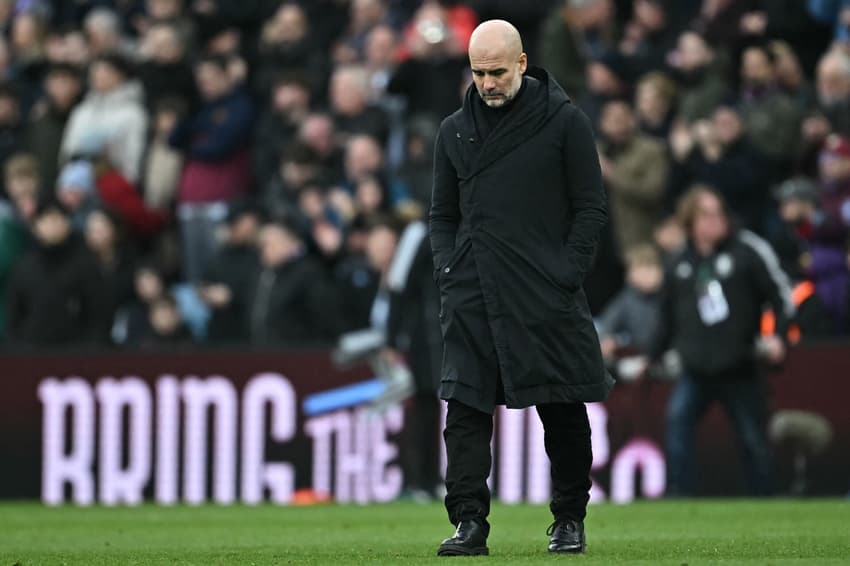 Pep Guardiola, à beira do campo durante a derrota do Manchester City para o Aston Villa, por 2 a 1, pela 17ª rodada da Premier League (Foto: Paul ELLIS / AFP) 