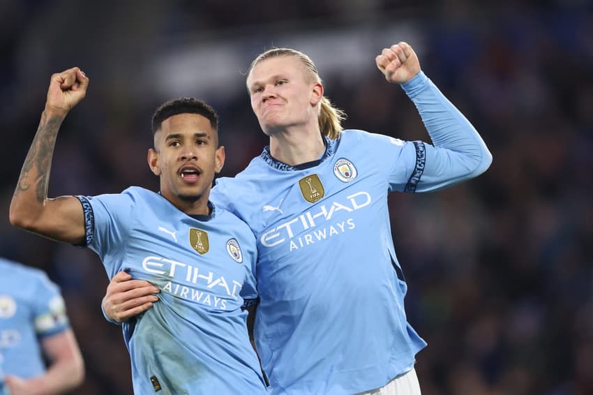 Haaland comemora com Savinho o gol dele pelo Manchester City contra o Leicester