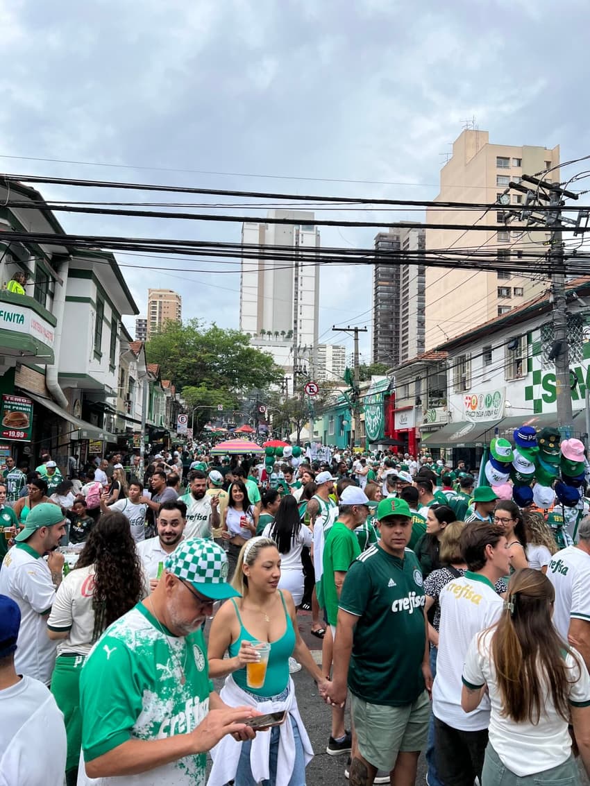 Torcedores do Palmeiras nos arredores do Allianz Parque